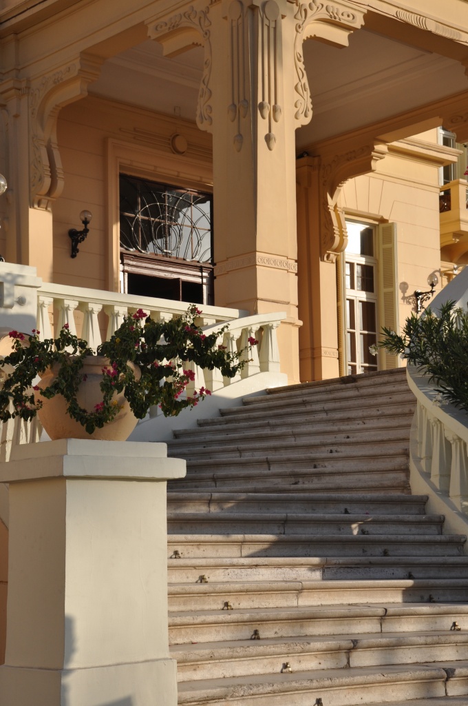 Détail de l'escalier d'accès à l'hôtel côté corniche.