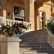 Détail de l'escalier d'accès à l'hôtel côté corniche.