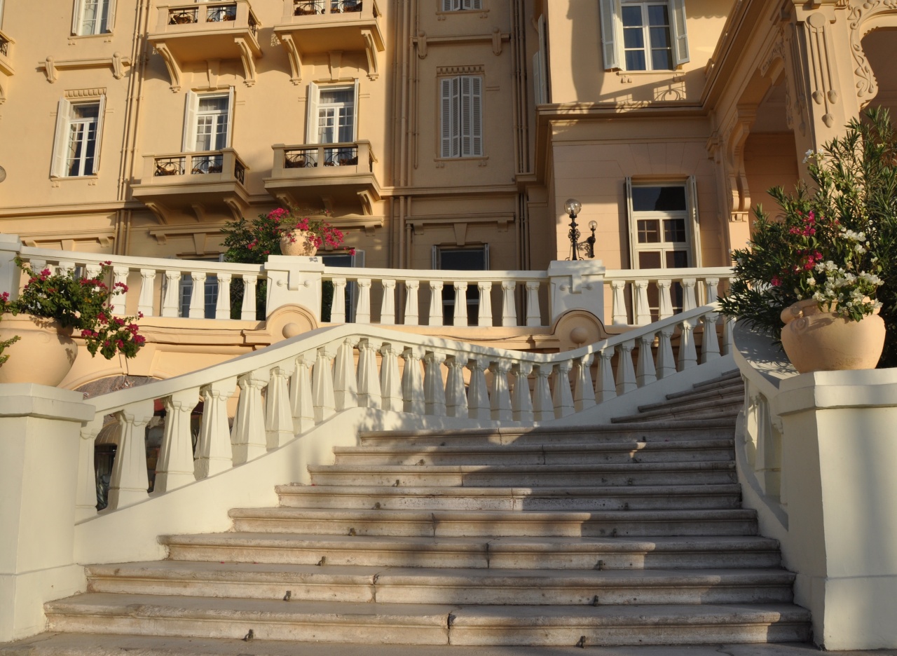 Escalier d'accès à l'hôtel côté corniche.