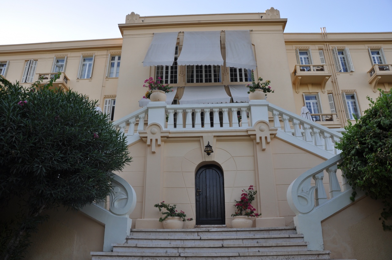 Escalier d'accès à l'hôtel côté jardins.