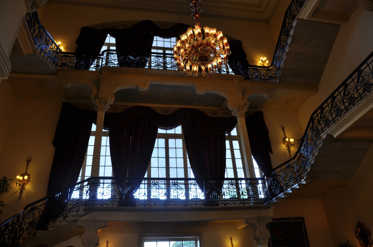 Escalier du hall de réception. Accés aux étages.