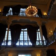 Escalier du hall de réception. Accés aux étages.