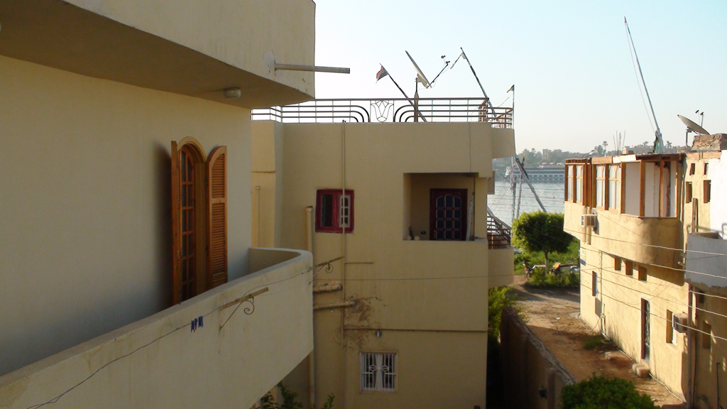 A gauche le balcon de la chambre de l'étage de la suite Toutankhamon, au fond le Nil.
