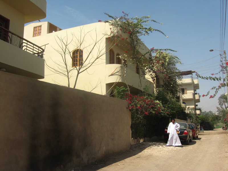 Ruelle et façade avant de la Villa KV1 située à 50m du Nil.