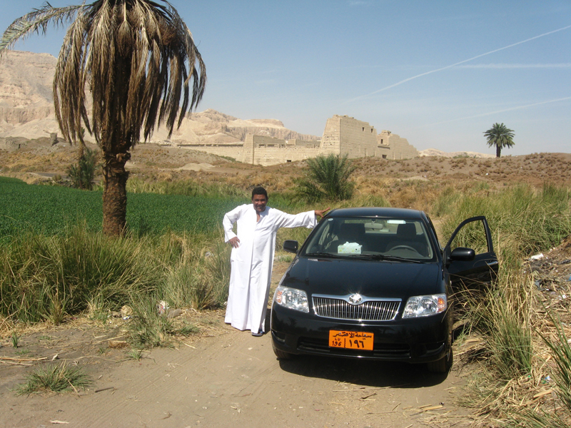 Mohamed et son taxi devant Medinet Habou