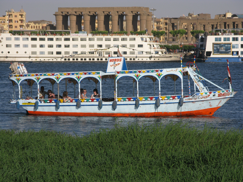 Motorboat et le temple de Louxor - Photo de Marie Grillot