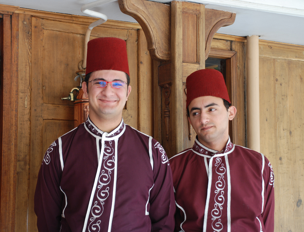 Le personnel en uniforme.