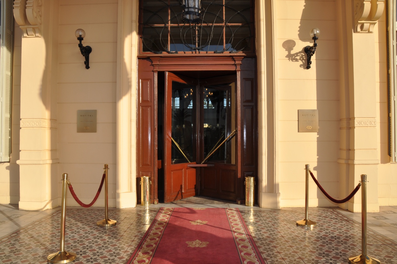 Porte d'entrée du palace.