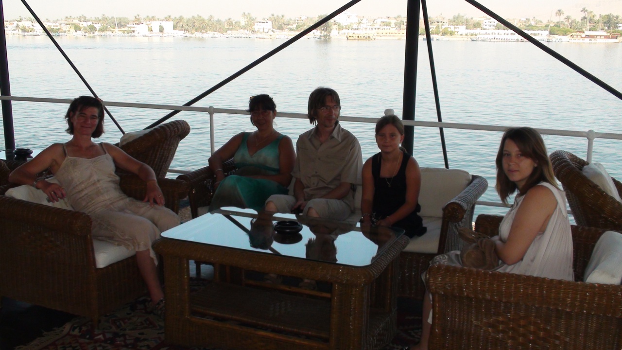 Valérie, Ariane, Philippe, Cloé et Floriane sur le pont.