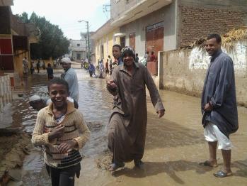 Scène de liesse dans les rues de Louxor : De la pluie ! Incroyagle !