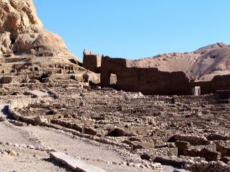 Au loin, le temple d'Hathor