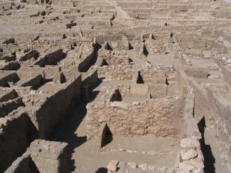 Vestiges du village et maisons des artisans.	