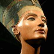 Dans quel musée se trouve le buste de Néfertiti trouvé en 1912 par ludwig borchardt  à Tell el-Amarna ?