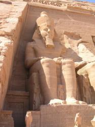 Statue de Ramés II Adossée au temple d'Abou Simbel.