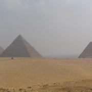 Où sont situées les trois grandes pyramides d'égypte ( Khéops - Khéphren - Mykérinos ) ?