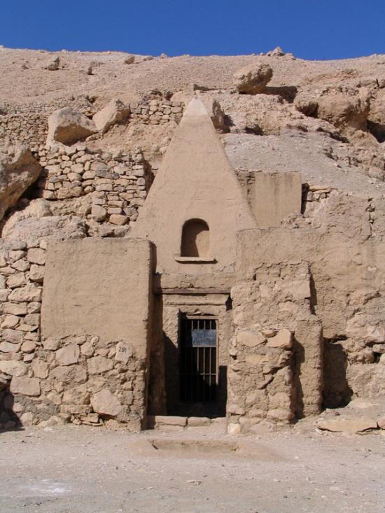 Un des tombeaux de la nécropole en forme de pyramide.