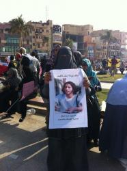 Une femme musulmane avec la photo d'un martyr chrétien pendant des manifestations à Louxor.