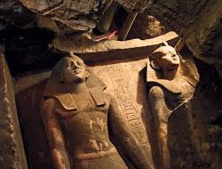 La Dyade de Néferhotep, 2005, sous l'obélisque d'Hatshepsout.