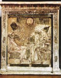 Stèle avec la famille d'Akhenaton sous le disque solaire - 1340avJ.-C.