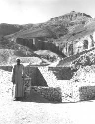 L'entrée de la tombe - Photo Harry BURTON 1922