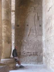 Dans le temple de Medinet Habou, je prépare mes rubriques !!