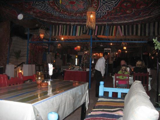 Salle de restaurant en terrasse du Gezira Garden. (Le soir seulement).