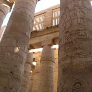 De combien de colonnes est composée la grande salle hypostyle de Karnak ?