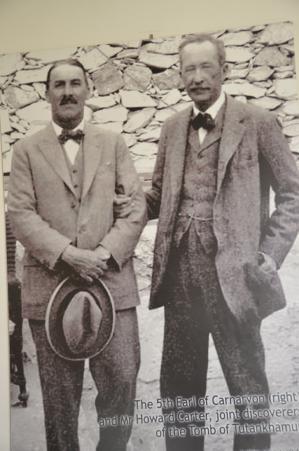 Howard Carter (à gauche) et George Edward Stanhope Molyneux Herbert, 5e comte de Carnarvon.