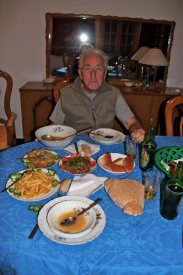 Guy devant les bon petits plats concoctés par Chazli.