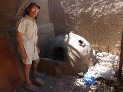 Gonzague devant le four à pain de l'école de poterie de Louxor