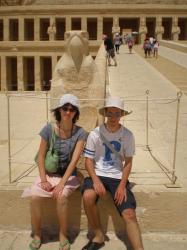 Les enfants devant le temple de Deir el Bahari (Hatchepsout)