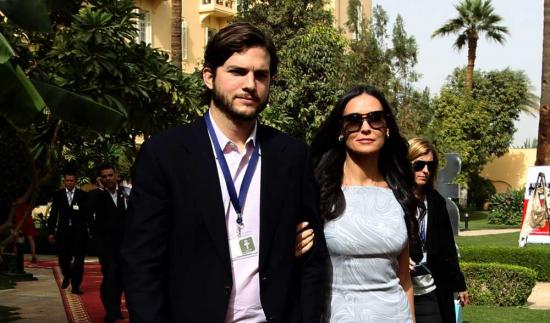 Demi Moore et Ashton Kutcher dans les jardin du Old Winter Palace.