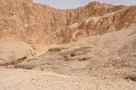 Le cirque rocheux de Deir el Bahari  - Au centre la tombe DB 320.