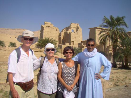 Philippe, Geneviève, Martine Rouanes et Faraq Sayed devant le temple de Medinet Habou.