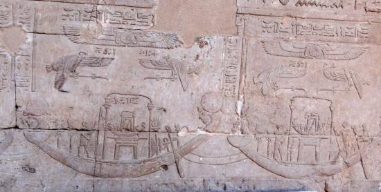 La barque d'Hathor tirée par celle d'horus