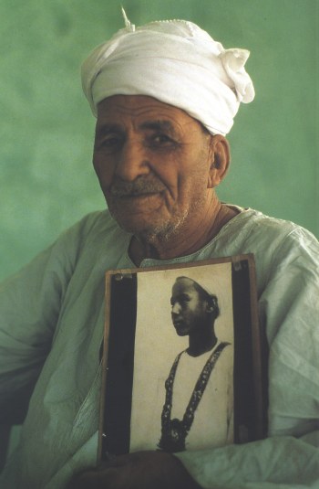 Hussain Abdel Rassoul tenant son portrait enfant.