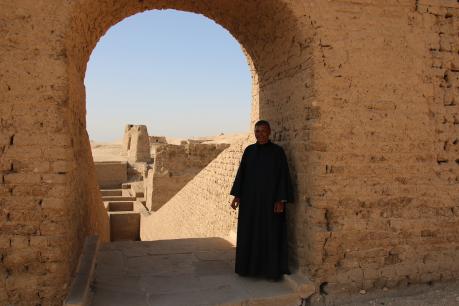 Farag à l'entrée de la tombe de Pabasa