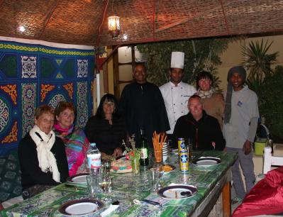 Repas de fin de séjour sur la terrasse avec Farag, Abdou le cuisinier et Ahmed toujours serviable et souriant.