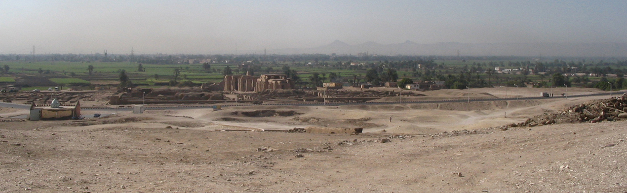 Au centre le Ramesseum.