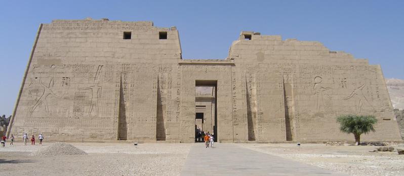 le pylône de 63m du temple