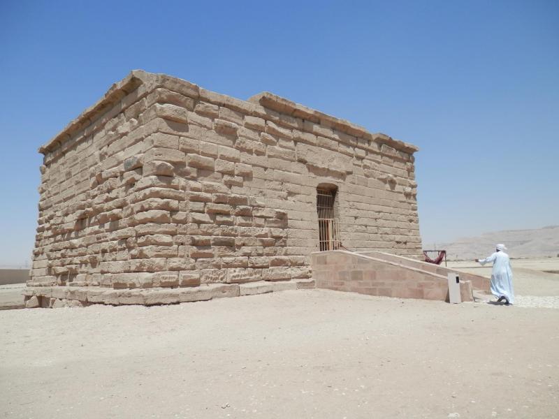 Petit temple d'Isis - Photo de Annik et Bernard - Mars 2014