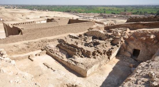 Vestiges de la pyramide en briques crues du vizir Khay, dans la cour d’une tombe plus ancienne