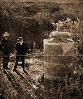 n janvier 1912, l'illustre compositeur français, Camille Saint-Saens guidé l'égyptologue Georges Legrain photographié ici devant le Scarabée géant en granit rose de Karnak découvert en février 1873 devant le Vicomte de Vogüé.