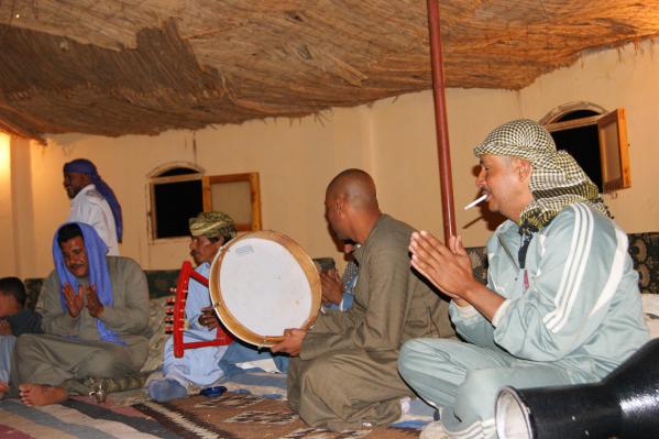 Les musiciens et danseurs bédouins vous accueillent sous leur grande tente.