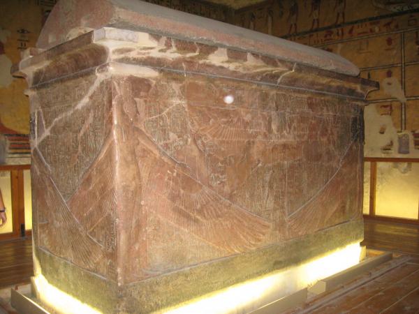 Le sarcophage externe en quartzite du roI.